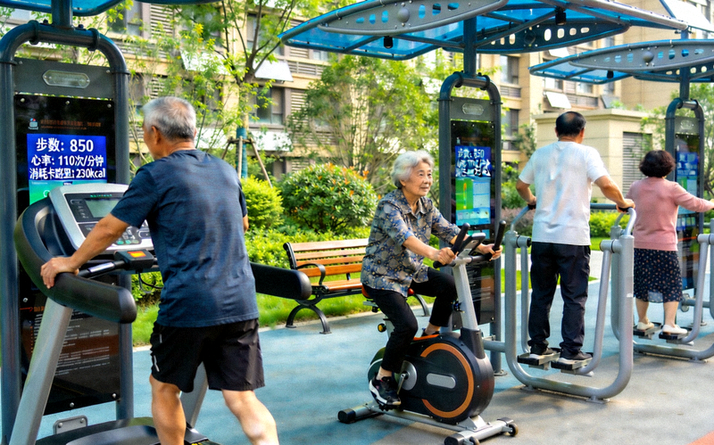 社区居民在智能健身器材区锻炼，器材屏幕显示运动数据