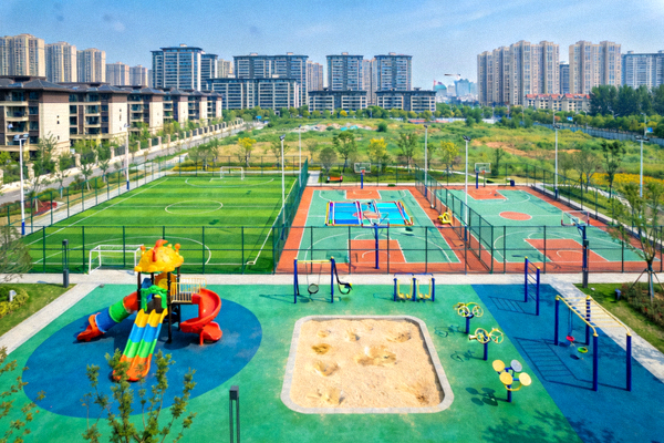 现代化社区体育公园全景，包含多功能运动场、儿童游乐区和老年人健身区