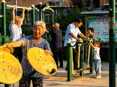 社区健身角，居民们使用健身器材进行锻炼的和谐场景