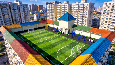 城市社区利用屋顶空间改造的迷你足球场和健身区