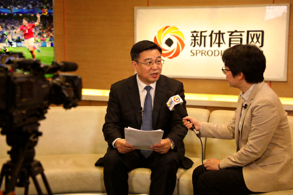 体育政策研究专家正在接受新体育网专访，解读政策影响