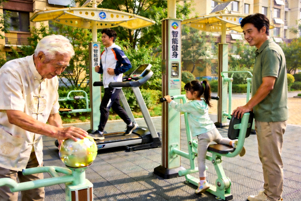 社区居民在新建的智能健身路径上进行锻炼，老少皆宜
