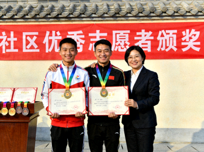 颁奖仪式上，获奖选手手持奖牌和证书，与社区领导合影留念