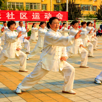 社区运动会上，数十位居民整齐划一地表演太极拳，动作行云流水